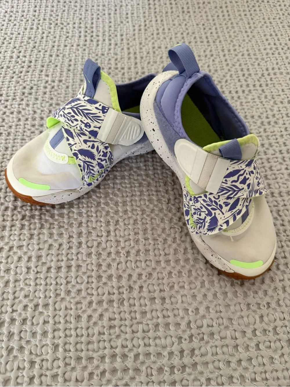 Nike flex Advance Kids Sneakers mushroom White, Lavender & Neon Green size 13C